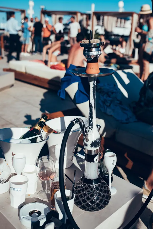 Servicio de hookah en fiesta de alberca con champaña Moët