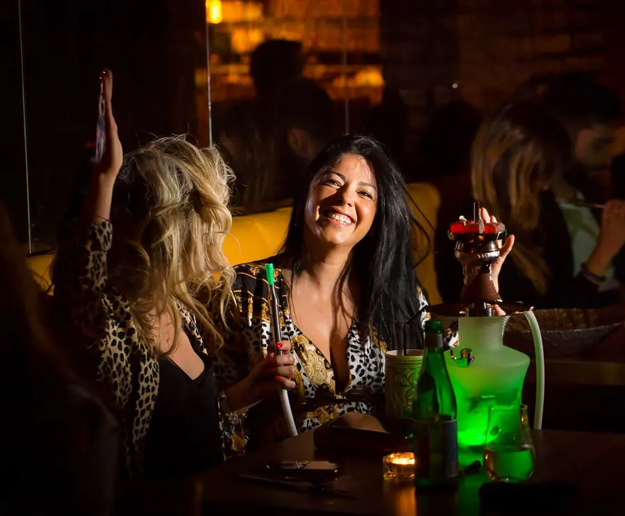 Amigas disfrutando una hookah Cyril en lounge nocturno