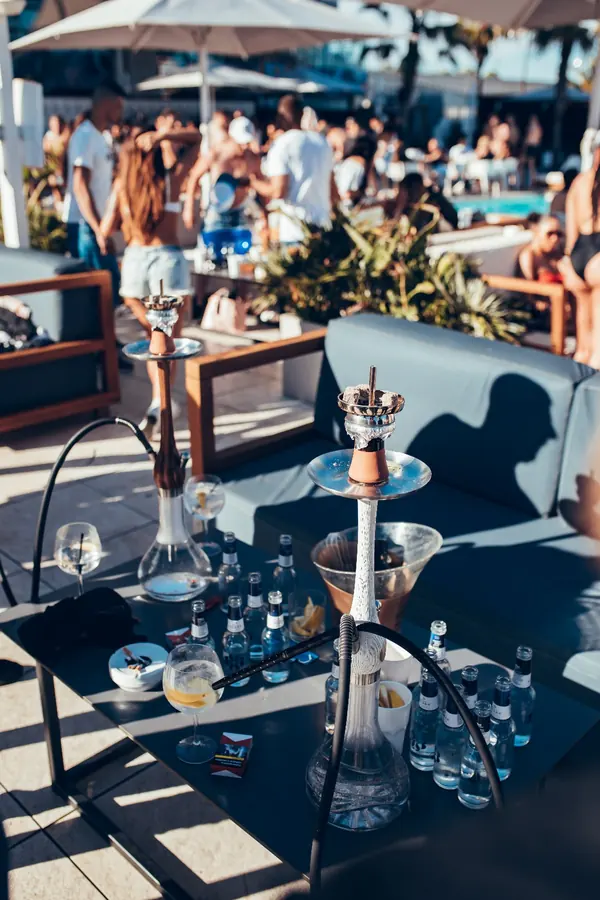 Hookahs en camastros de beach club durante el día