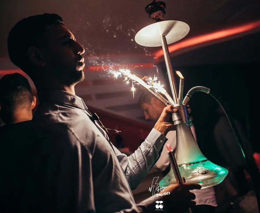 Celebración con hookah y chispas en club nocturno de Cancún