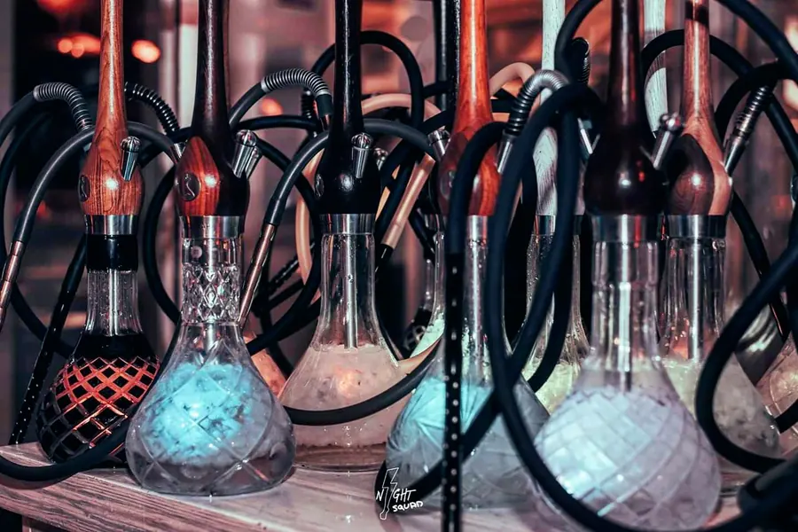 Fila de hookahs premium listas para servicio de evento