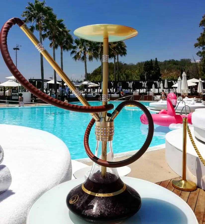Hookah dorada junto a la alberca de un beach club en Cancún