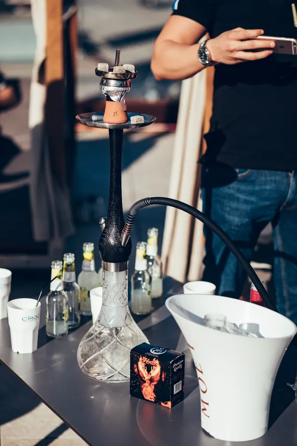 Hookah premium en mesa con servicio de bebidas