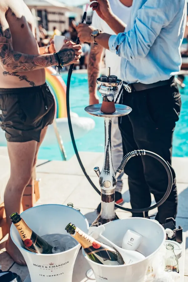 Hookah junto a la alberca con hieleras de champaña