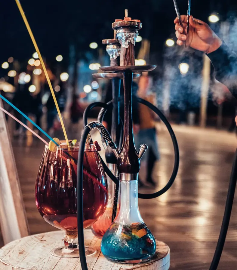 Hookah con cocteles en terraza al aire libre de noche