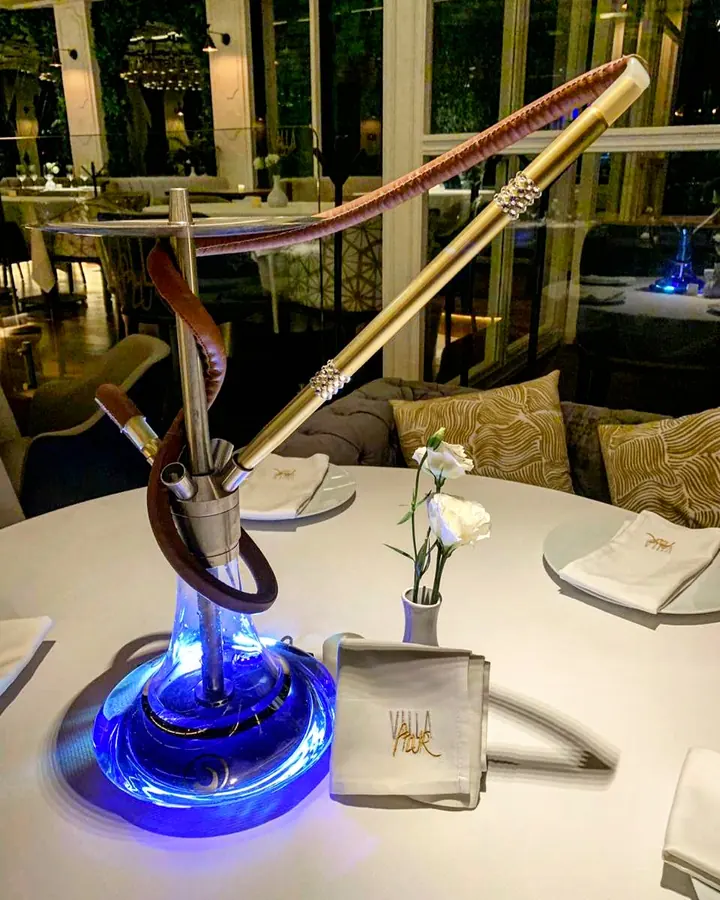 Hookah premium montada en la mesa de un restaurante elegante