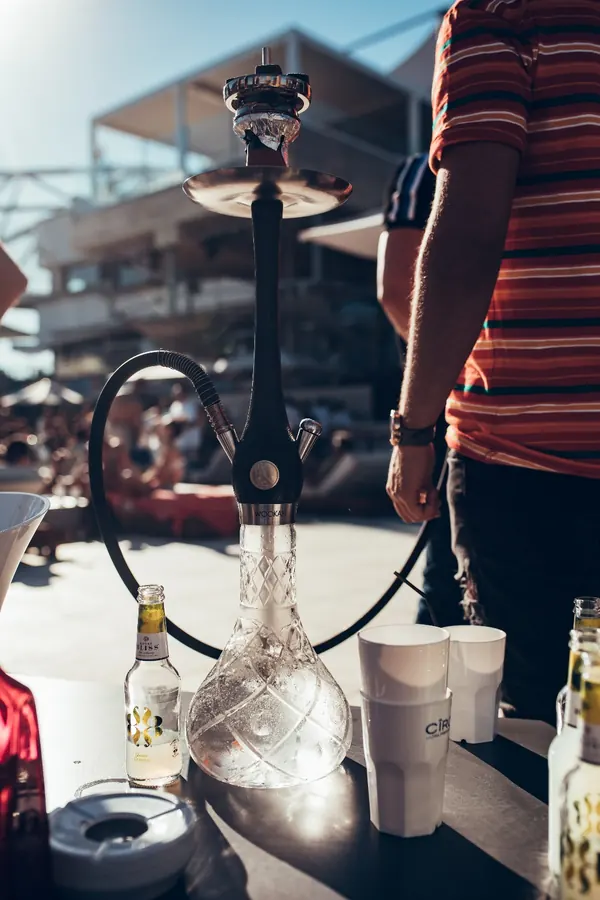 Hookah Wookah de madera montada en beach club de día
