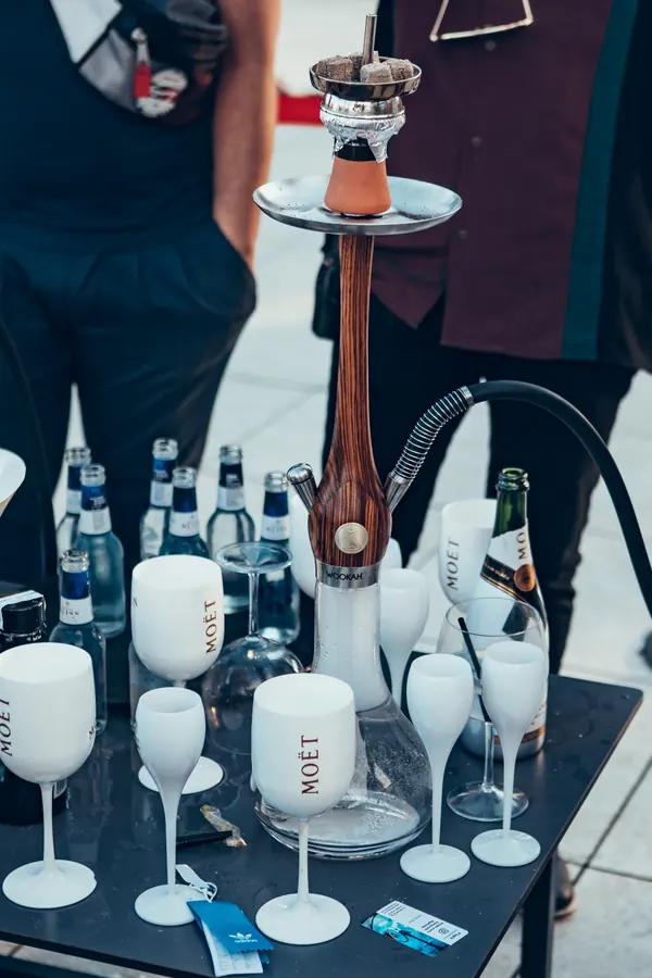 Montaje de hookah Wookah con copas Moët & Chandon