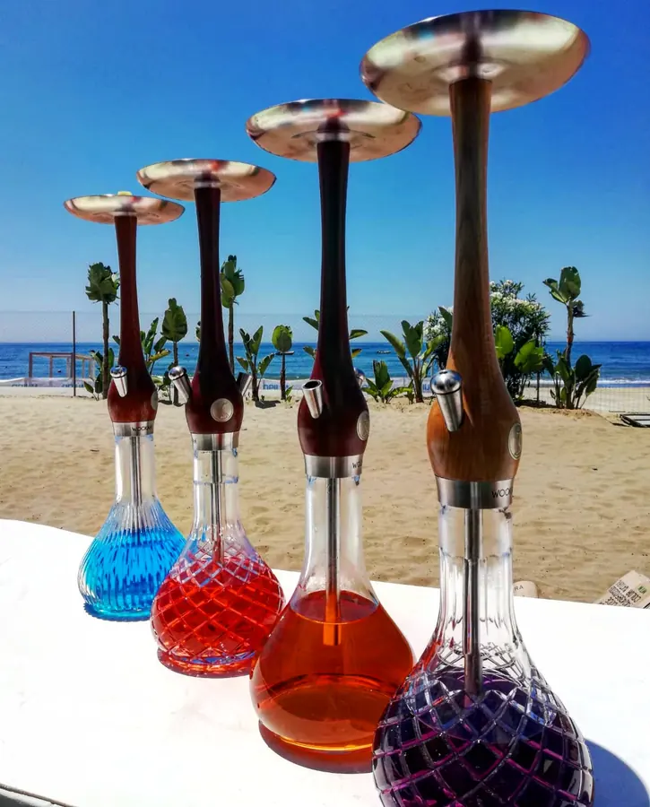 Cuatro hookahs Wookah de madera frente al mar en la Riviera Maya