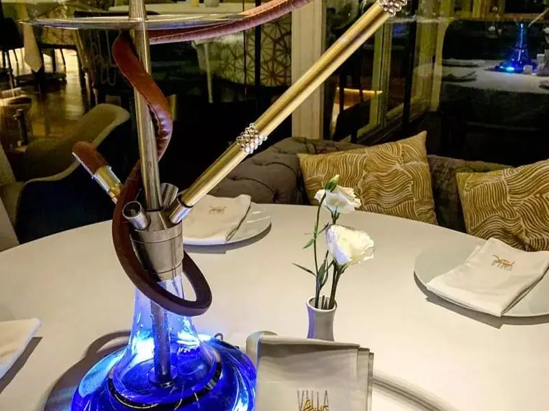 Hookah premium montada en la mesa de un restaurante elegante